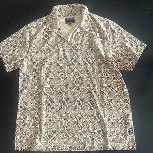 Pull over cotton t-shirt with collar an slight v neck opening